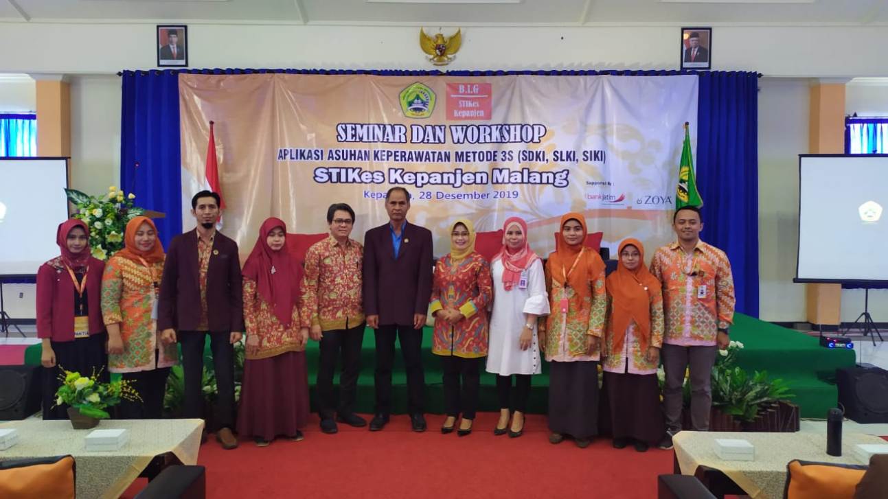 Ketua STIKes Kepanjen Ibu Riza Fikriana, S.Kep., Ns., M.Kep. bersama Ketua DPD PPNI Kabupaten Malang, Para Narasumber, Pimpinan Bank Jatim Kepanjen serta Jajaran Waket dan Kaprodi